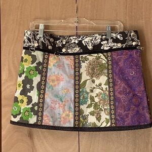 Zand Amsterdam Reversible And Adjustable Skirt. Reverses light to deep floral